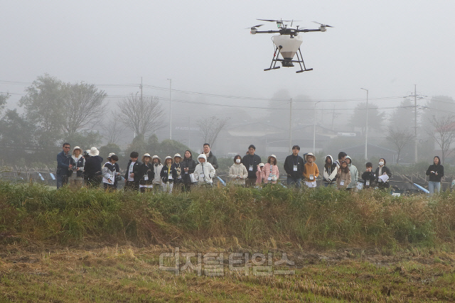 KT DMZ 생태보전단이 드론을 활용해 철새에게 먹이를 주는 체험을 하고 있다. KT 제공